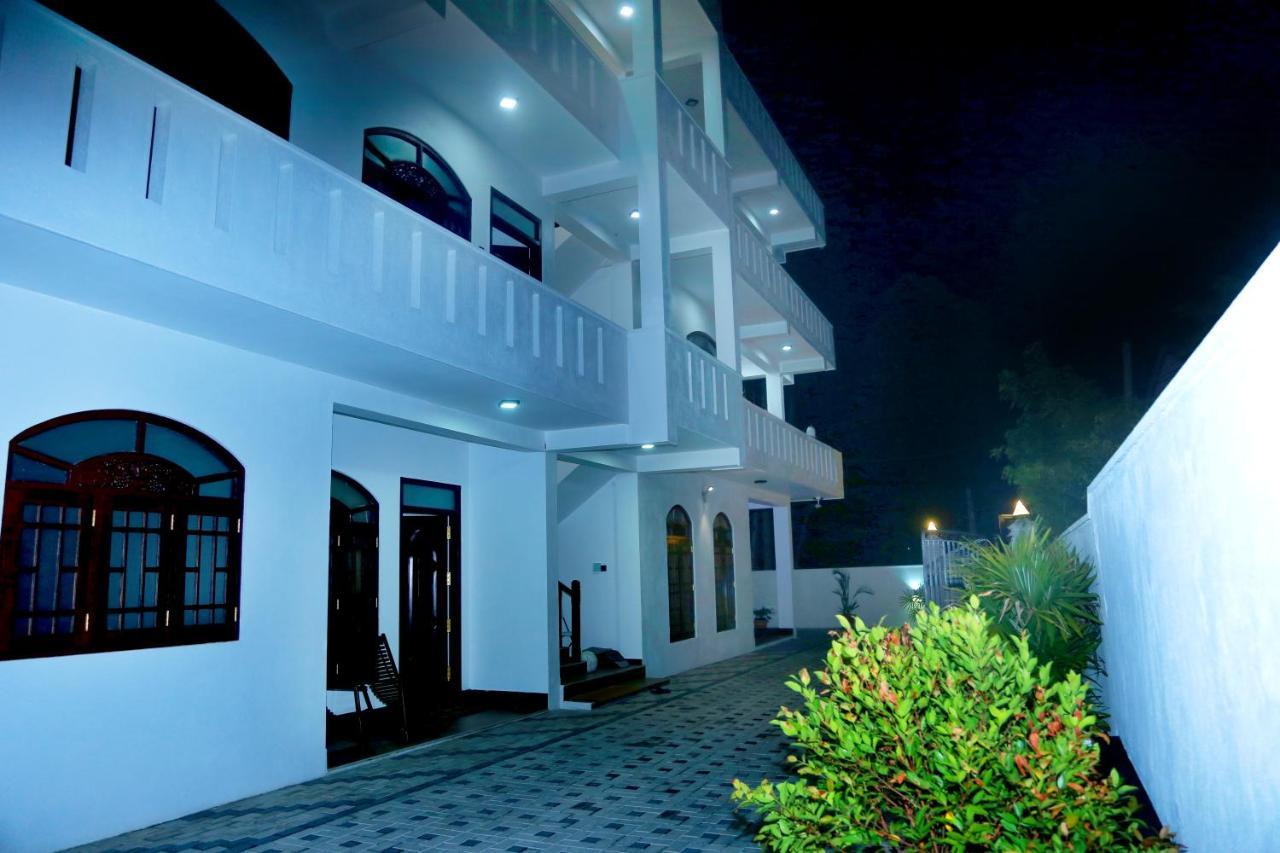 Royal Rich Villa 앰발랑고다 외부 사진